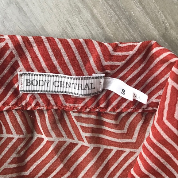 Body Central sheer sleeveless button down blouse - Picture 3 of 5